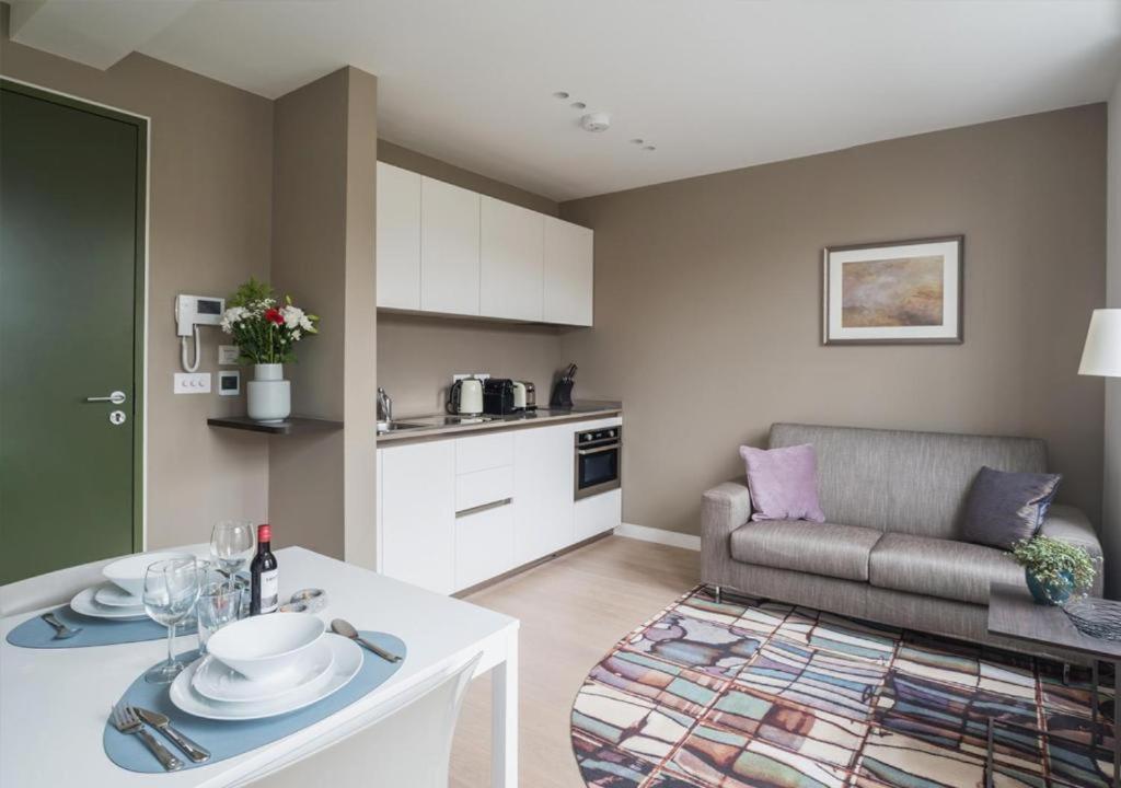 Wells Court By Aeria Apartments Londen Buitenkant foto